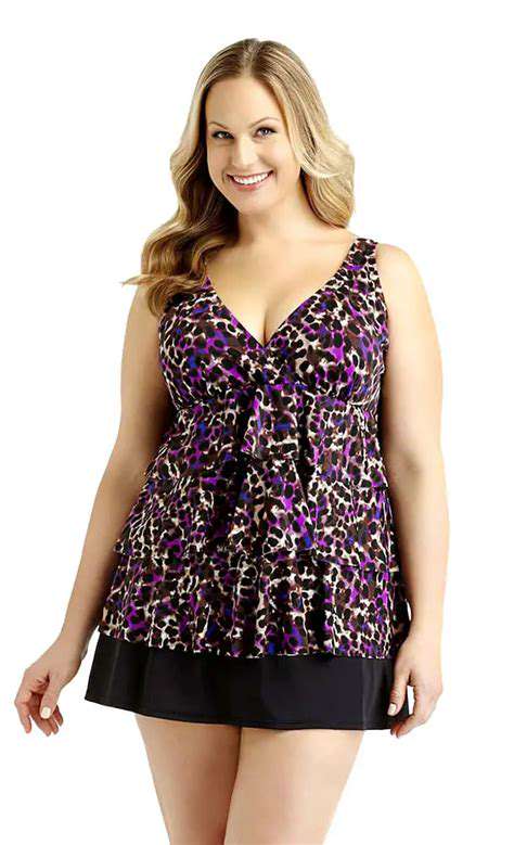 CurvyFigures:SupportandStyleinSwimwear