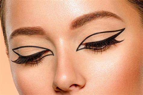 How to Do a Graphic Eyeliner Look